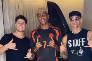 折腾头发理发师社媒晒视频，亚马尔又变回“泡面头”发型